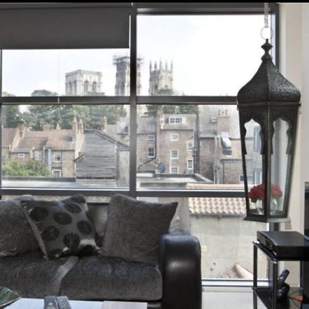 Churchill Two Bedroom Apartments With Free Parking And The Minster View York Bagian luar foto
