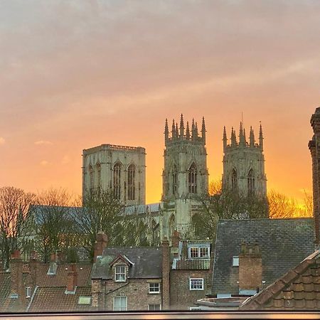 Churchill Two Bedroom Apartments With Free Parking And The Minster View York Bagian luar foto