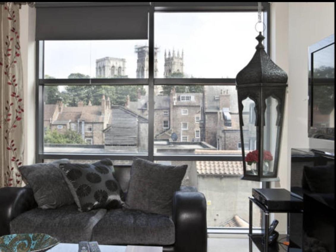 Churchill Two Bedroom Apartments With Free Parking And The Minster View York Bagian luar foto