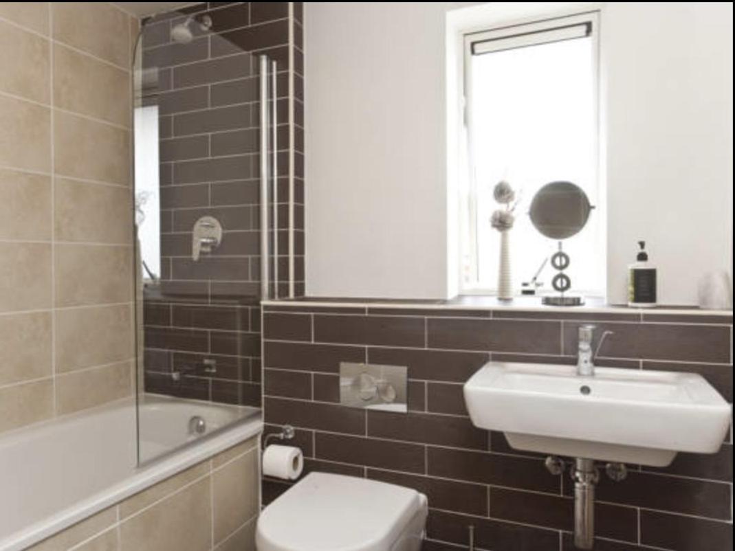 Churchill Two Bedroom Apartments With Free Parking And The Minster View York Bagian luar foto