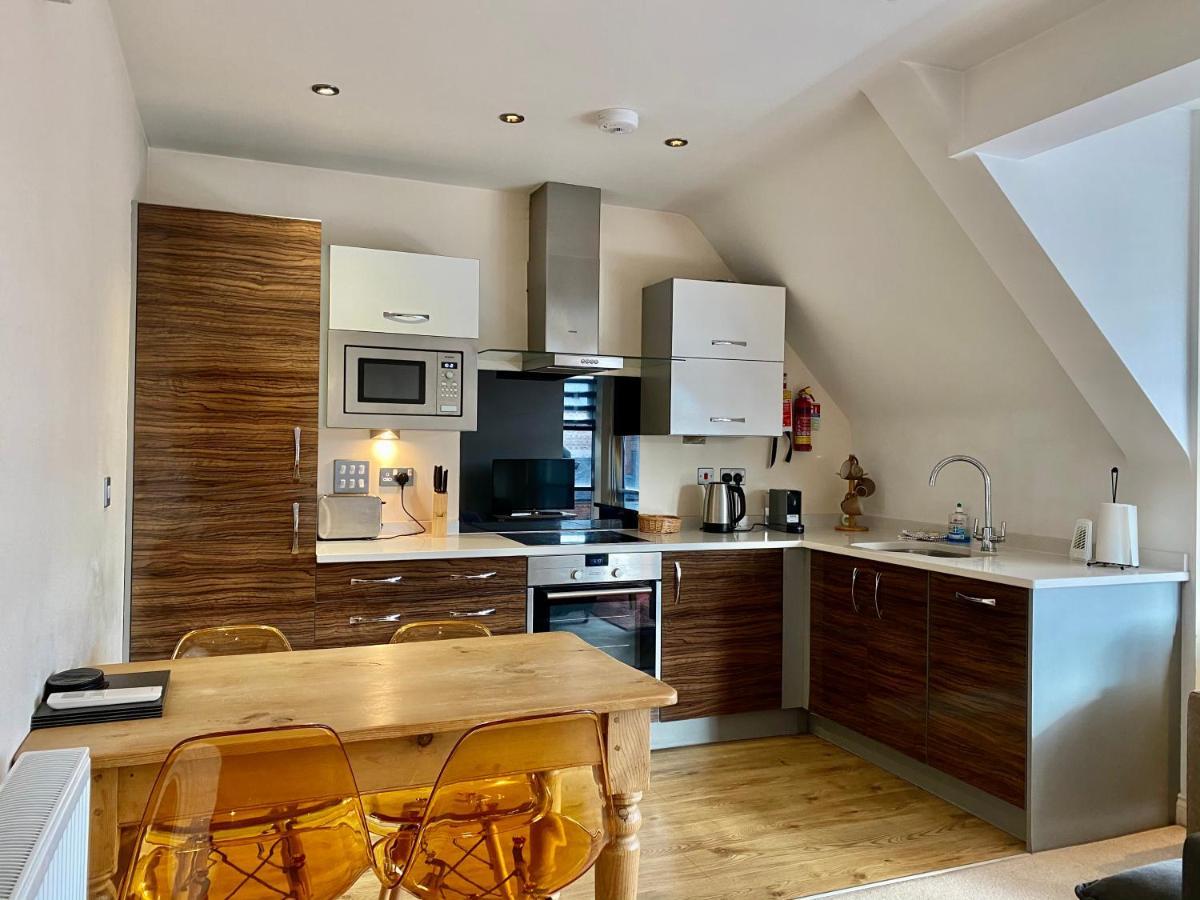 Churchill Two Bedroom Apartments With Free Parking And The Minster View York Bagian luar foto