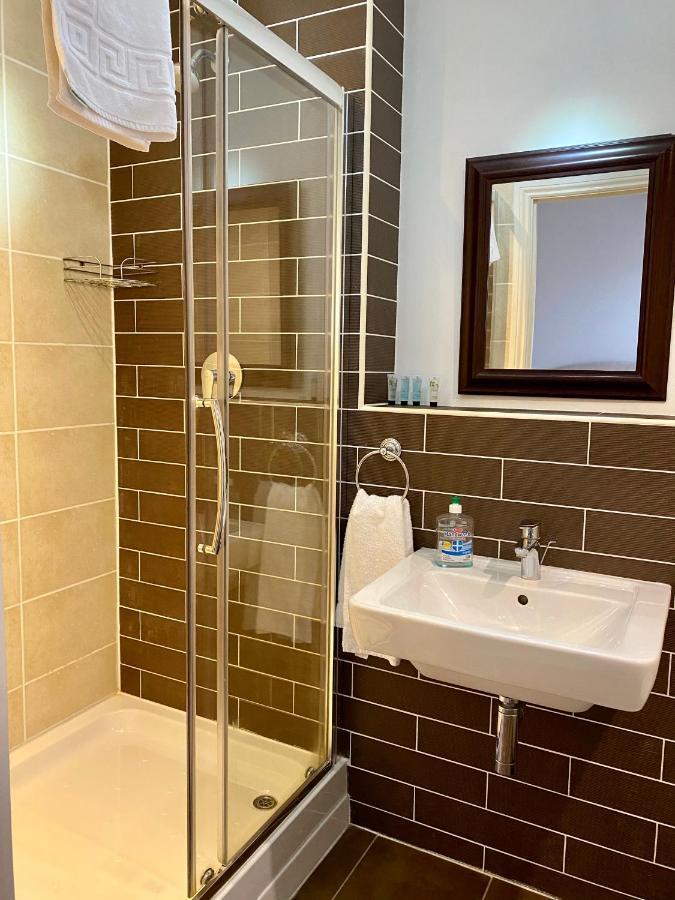 Churchill Two Bedroom Apartments With Free Parking And The Minster View York Bagian luar foto