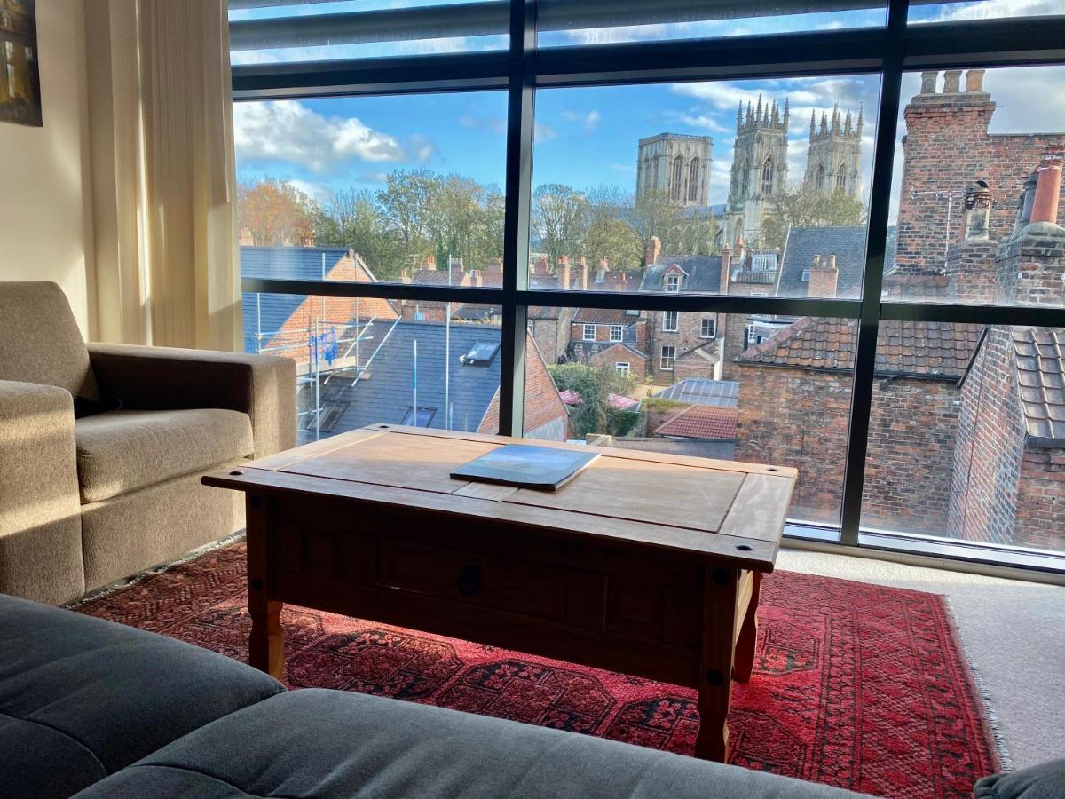 Churchill Two Bedroom Apartments With Free Parking And The Minster View York Bagian luar foto