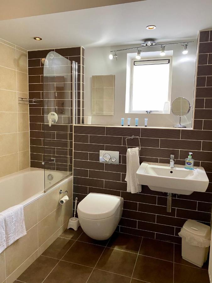 Churchill Two Bedroom Apartments With Free Parking And The Minster View York Bagian luar foto